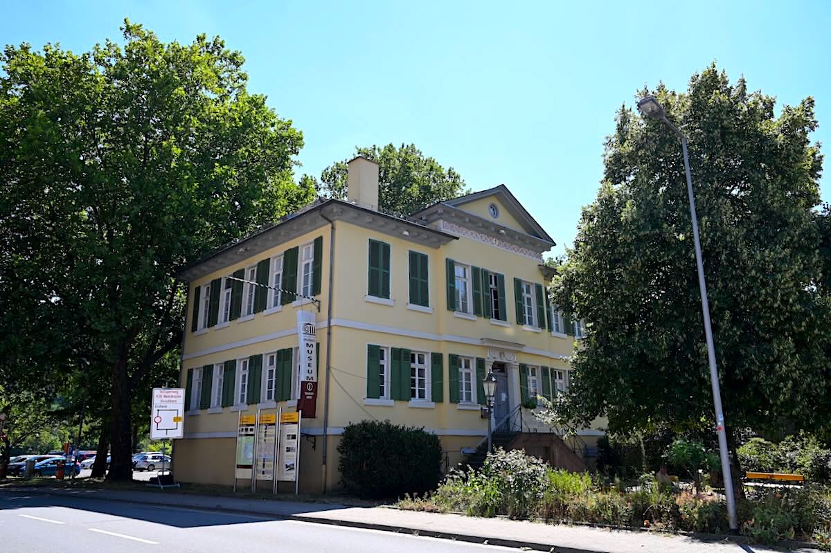 Hirschhorn am Neckar mit historischer Altstadt und Burg People Abroad