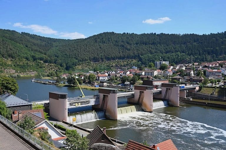 Hirschhorn am Neckar mit historischer Altstadt und Burg People Abroad