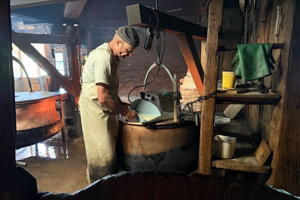 Gruyères Käse Herstellung Schaukäserei 