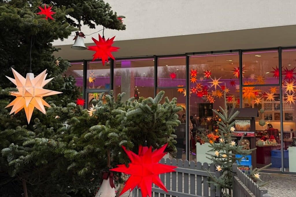 Herrnhuter Sterne Manufaktur Oberlausitz im Winter